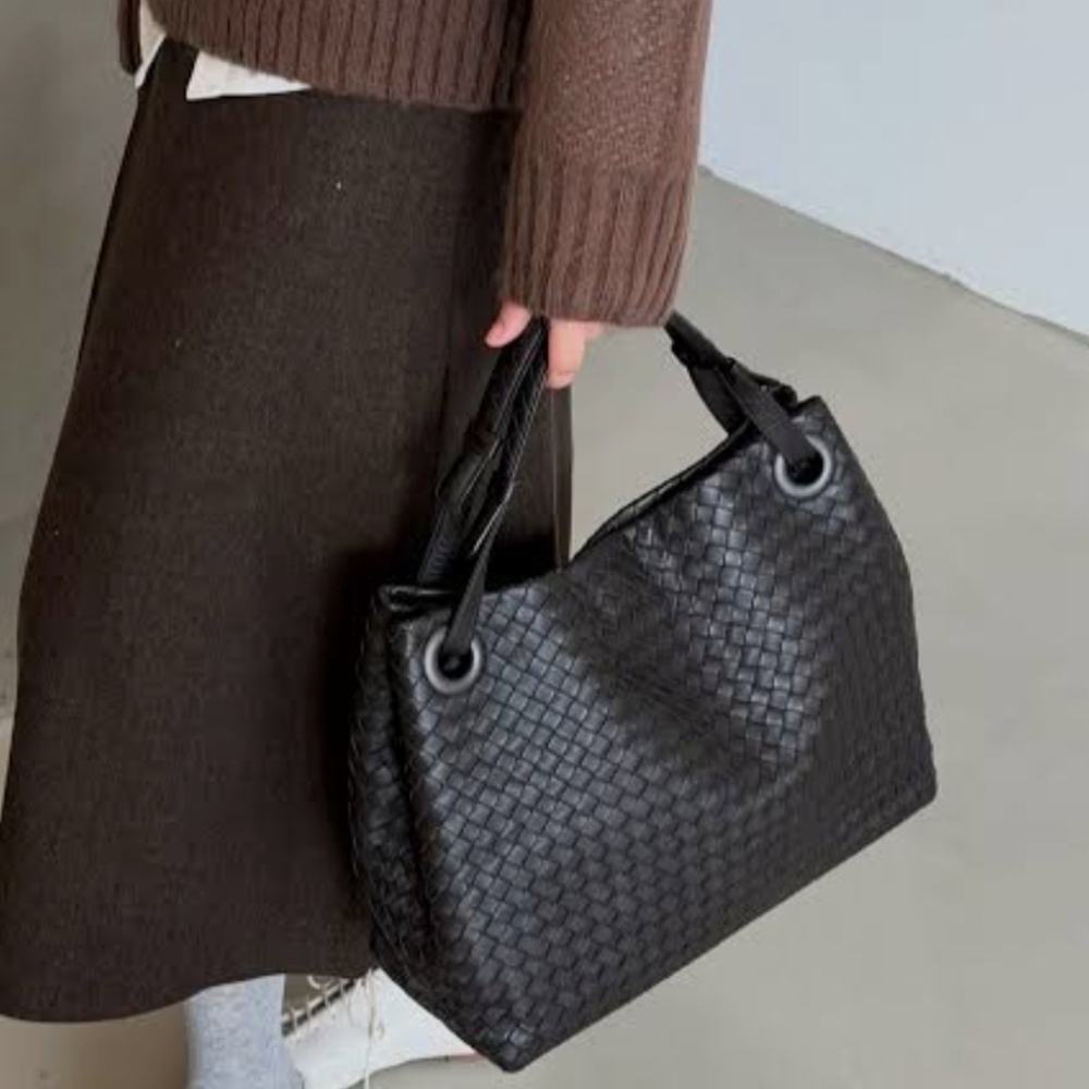 BOTTEGA VENETA Intrecciato Tote Bag Medium Bella Garda Nappa Leather Black Woven